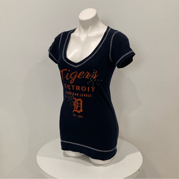 GENUINE MERCHANDISE Navy Detroit Tigers ⚾️ V neck T Shirt Stud Detail Medium - Picture 4 of 12